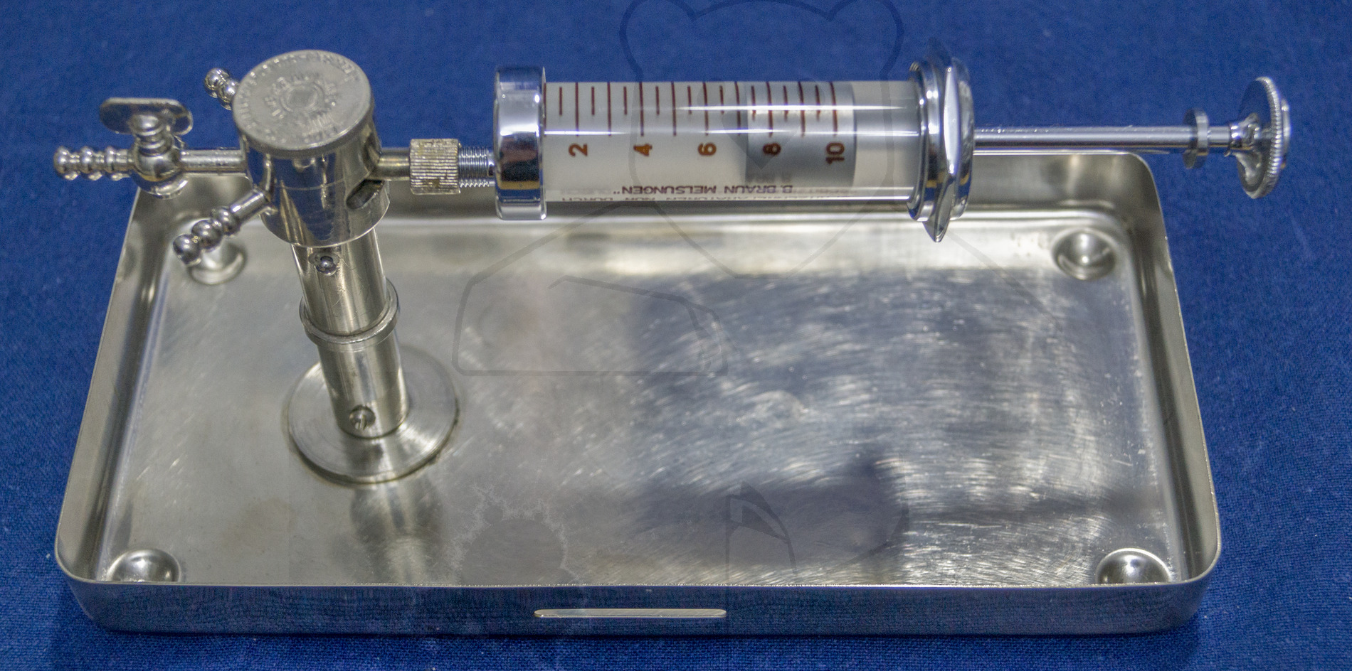 Set zur direkten Bluttransfusion, ca. 1940, Aufgesetzte Transferspritze mit Drei-Wege-Verteiler, Ansicht von schräg oben